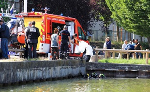 Les secours ont repêché le corps d'un enfant dans le lac de la Reynerie à Toulouse, le 25 juin 2012.