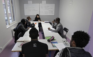 Les associations viennent en aide aux jeunes migrants isolés, comme ici pour leur apprendre le français.