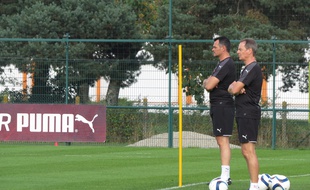 Willy sagnol en compagnie d'Eric Bédouet, son préparateur physique, observe ses joueurs lors d'un entraînement au Haillan, le 17 août 2015.