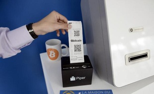 Un utilisateur récupère le récipissé de Bitcoin