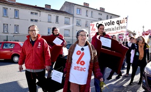 Nicole Briend lors de la remise des chaises fauchées au Trésor public.