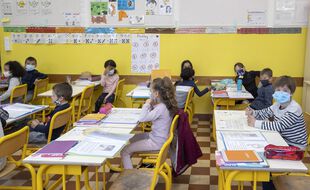 Des élèves masqués dans une classe
