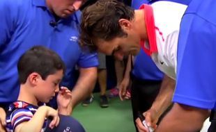 Roger Federer console un petit garçon le 8 août 2015 à New York.