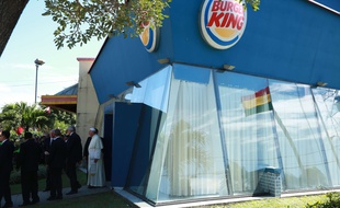 De passage à Santa Cruz en Bolivie, le 9 juillet dernier, le pape François s'est servi d'un Burger King comme d'une sacristie.