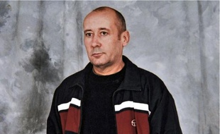 En 2000, Loïc Sécher est condamné à seize ans de prison pour le viol d'une adolescente.