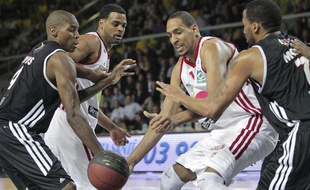 Le joueur de basket de la SIG, Alexis Ajinca lors de la rencontre contre Dijon au Rhenus Hall à Strasbourg