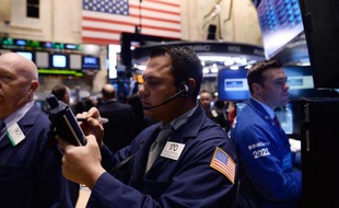 Des boursiers en activité à Wall Street, le marché boursier new-yorkais, le 17 octobre 2014