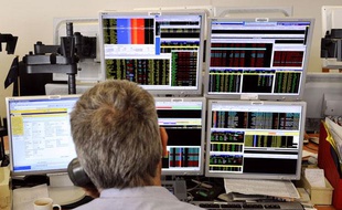 Un trader du courtier Aurel BGC à Paris le 8 août 2011.