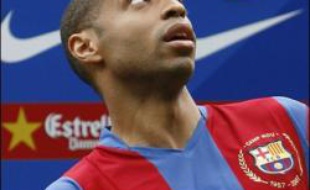 L'attaquant français Thierry Henry a été officiellement présenté comme nouveau joueur du FC Barcelone, lundi, aux côtés du président Joan Laporta et du directeur sportif Txiki Begiristain.