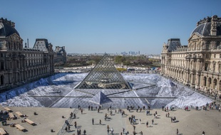 JR a créé un collage géant pour les 30 ans de la pyramide du Louvr, le 29 mars 2019