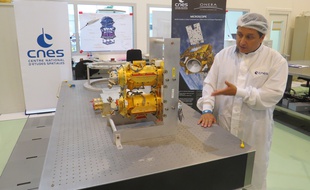 Yves André, chef du projet Microscope au Cnes, explique le fonctionnement du micro-satellite.