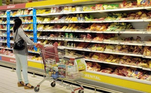 Une femme dans les rayons d'un supermarché à Faches-Thumesnil dans le Nord le 27 juin 2014