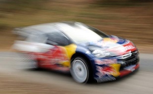 Le Finlandais Jari-Matti Latvala (Ford Fiesta RS) a pris les commandes du 80e Rallye Monte-Carlo, mercredi matin près de Valence, grâce à un meilleur choix de pneus dans les deux premières épreuves spéciales (ES1, ES2) disputées en Ardèche, près de Valence