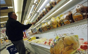 La consommation de volailles a repris dans les grandes surfaces en France grâce aux promotions commerciales sur le poulet et au soutien d'hommes politiques et d'industriels soucieux d'enrayer la crise de la grippe aviaire.