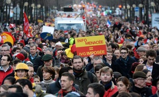 Galvanisés par l'"exemple" espagnol, plusieurs milliers d'opposants à l'avortement ont manifesté dimanche à Paris alors que les députés débattent à partir de lundi d'un texte incluant des dispositions visant à faciliter et protéger en France le recours aux IVG.