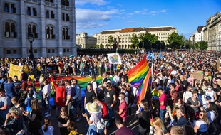 Manifestation devant le parlement à Budapest contre une loi interdisant la représentation de l'homosexualité, le 14 juin 2021.