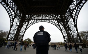 Un policier patrouille près de la tour Eiffel à Paris le 14 novembre 2015
