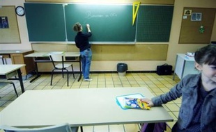 En France, l'Ecole peine à concevoir et à enseigner l'histoire de l'immigration en tant qu'"histoire commune concernant l'ensemble de la nation", selon un rapport du professeur d'histoire et chercheur à l'INRP Benoît Falaize.