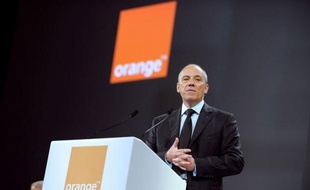 Stéphane Richard, le patron d'Orange mis en examen dans l'affaire Tapie/Crédit Lyonnais, semble assuré de sauver sa tête, grâce au soutien de l'Etat, officialisé dimanche soir par le président de la République François Hollande.