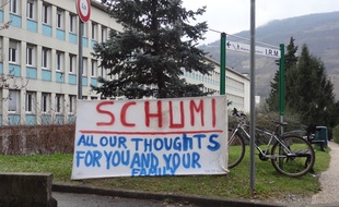 Une banderole de soutien à Michael Schumacher devant l'hôpital de Grenoble, le 14 janvier 2014.
