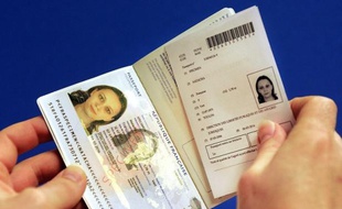 "Quelques milliers" de passeports biométriques, obtenus frauduleusement par usurpation d'identité ou par vol, sont des faux, a-t-on appris lundi auprès du ministère de l'Intérieur.