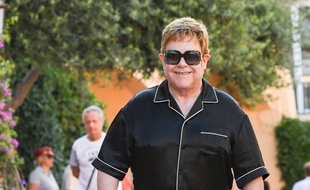 Le chanteur Elton John en Sardaigne
