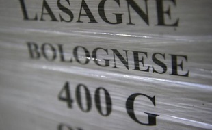 Les enquêteurs sont retournés mercredi chez l'entreprise française Spanghero à Castelnaudary (Aude) pour poursuivre les perquisitions et les auditions afin d'établir les responsabilités dans le scandale de la viande de cheval, vendue à la place de boeuf.