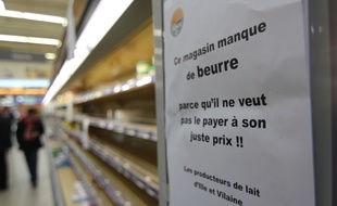 Le rayon crèmerie du supermarché Cora de Pacé près de Rennes, où des éleveurs sont venus protester contre la pénurie de beurre.