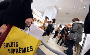 La table ronde sur l'avenir des soldes flottants se tiendra "fin février", a indiqué mercredi à la presse la ministre du Commerce Sylvia Pinel, à l'occasion d'un déplacement pour l'ouverture des soldes d'hiver dans un centre commercial aux portes de Paris.
