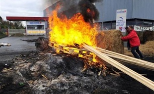 Les agriculteurs bretons se sont déclarés "satisfaits", samedi à Rennes, en sortant d'une table ronde où étaient présents les distributeurs, après une semaine de blocages de plates-formes de la grande distribution dans l'ouest pour dénoncer les marges des grandes surfaces.