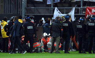 La police et les secours s'occupent des supporteurs blessés lors de l'effondrement d'un garde-corps, dans le stade de la Licorne, à Amiens, le 30 septembre 2017