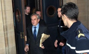 Pourtant, selon Jean-Bernard Curial, il a rencontré à l'époque le ministre angolais des Relations extérieures, tandis que son ancien bras droit, Jean-Charles Marchiani, se serait entretenu avec un autre responsable de ce pays.