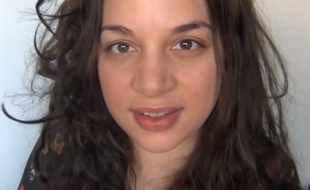 La blogueuse et youtubeuse Klaire fait grr