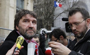 Eric Vercoutre (à gauche), entraîneur de l'AS Marck (CFA 2) et syndicaliste chez Sea France, à la sortie du tribunal de commerce de Paris, le 3 janvier 2012.