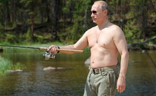Vladimir Poutine pêche torse nu le 26 juin 2013.