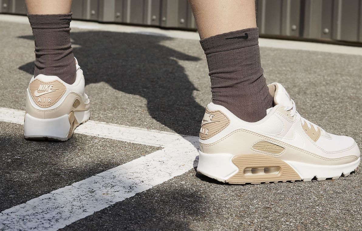 Tres appreciee la Air Max 90 est devoilee a prix avantageux sur le Nike Store