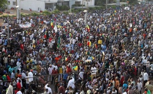 Des centaines de personnes participent à une marche pour la paix au Mali et pour protester contre l'indépendance du Nord du Mali proclamée par les rebelles touaregs, le 25 septembre 2014 à Bamako