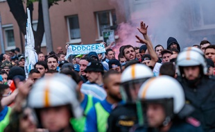Les supporters marseillais sont ici escortés par la police en se rendant à la Red Bull Arena de Salzbourg pour la demi-finale retour de Ligue Europa. JFK