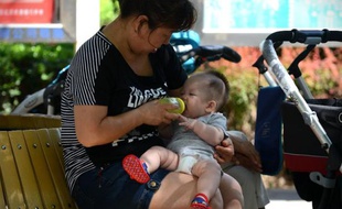 Malgré les scandales touchant son secteur des laits infantiles, la Chine continue d'avoir l'un des taux d'allaitement maternel les plus bas du monde, sur fond de préjugés et de campagnes marketing agressives pour convaincre les femmes de ne pas donner le sein.
