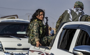 Une combattante kurde contrainte de quitter la zone frontalière entre la Syrie et la Turquie, le 27 octobre 2019.