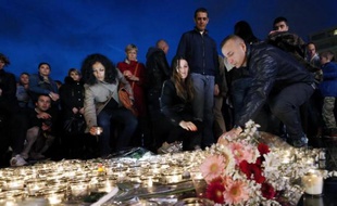 Les habitants de Nice rendent hommage à Camille Muffat décédée dans un crash d'hélicoptères en Argentine le 10 mars 2015