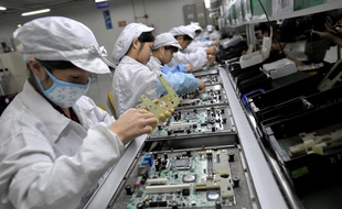 Foxconn offre des primes aux employés qui viennent travailler malgré le Coronavirus