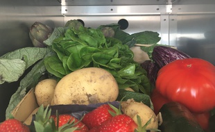 Sébastien et Marjory Delmas remplissent leur distributeur de produits frais, chaque jour, à Teyran.