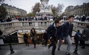 Des personnes sortent de la station de métro République, le 16 novembre 2015 à Paris