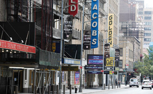 Broadway, à New York, et ses théâtres fermés