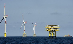 La France va franchir cette semaine une étape capitale dans son appel d'offres en vue de l'installation de centaines d'éoliennes en mer, un gigantesque marché disputé par des géants européens de l'énergie qui ont jusqu'à mercredi pour entrer en lice.