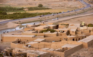 Cette photo prise le 29 juillet 2011 montre le canal d'irrigation qui coule le long de la rue principale du district d'Arghandab, en Afghanistan