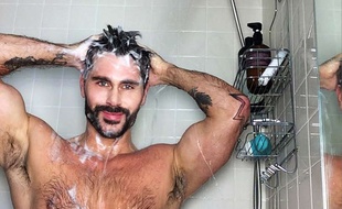 Le défi «HIV shower selfie challenge» a été lancé par Jack Mackenroth, nageur, mannequin et créateur de mode américain, pour lutter contre la stigmatisation des personnes séropositives.
