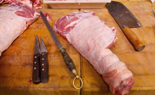Viande sur une planche de boucher (image d'illustration).