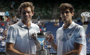 Pierre-Hugues Herbert et Nicolas Mahut remportent l'Open d'Australie en double.